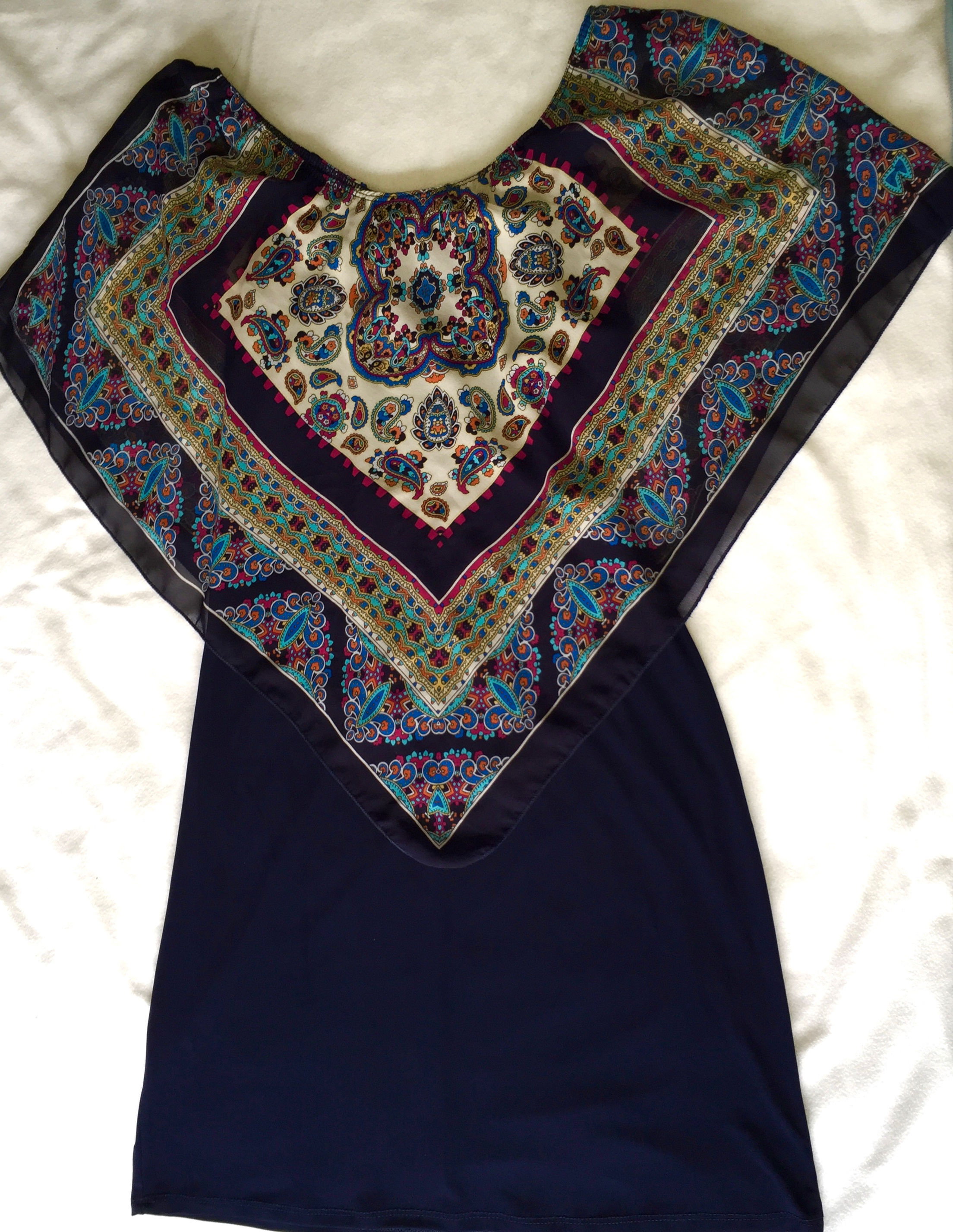 Vestido Azul con Pañuelo de Agenda