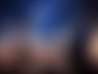 プレゼントを渡す男性、受けとる女性