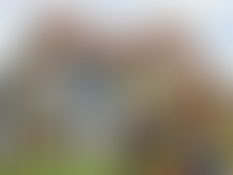 Experten-Check am Eigenheim: Ein Fachmann erklärt dem Hausbesitzer, welche Wartungsarbeiten am Dach für den Werterhalt und den Versicherungsschutz entscheidend sind.