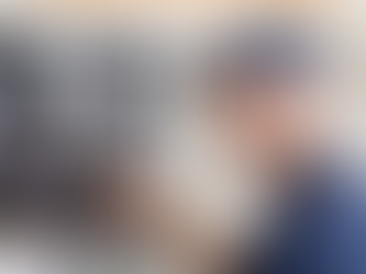 Heizungsmonteur prüft moderne Gasheizung bei Wartung mit Messgerät – Heizung warten wie oft sinnvoll