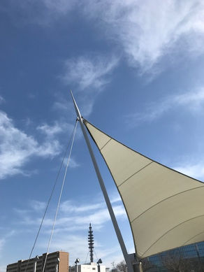 青空にそびえる塔