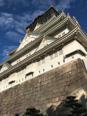 大阪城を見上げて