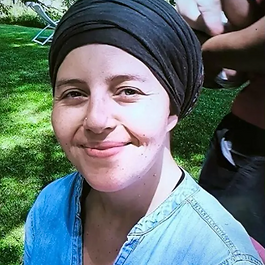 Dimanche 29 juin à Avignon (Vaucluse), Jessica (37 ans) a été battue et poignardée à mort par son compagnon (44 ans). L'alerte a été donnée par l'un des 4 enfants âgés de 7 à 18 ans, juste avant les faits, alors que leur mère était victime de violences par son conjoint. Leur fille de 16 ans a tenté de s'interposer, il l'a blessée au bras avec le couteau.
L'homme a frappé à la tête avec un tabouret puis a infligé de nombreux coups de couteau à sa compagne devant ses enfants. Lorsque les secours sont arrivés, ils ont découvert la porte de l'appartement ouverte, le meurtrier avait les mains couvertes de sangs et la victime était agonisante. Elle a succombé une heure plus tard à ses graves blessures "qui présentent des traces d'acharnement", selon le parquet. Son corps présente une trentaine de plaies au niveau du cou, de la poitrine et du flanc, ainsi que de nombreuses traces de défense, une de ses mains a été transpercée.
L'arme du crime a été retrouvée sur place.
L'homme serait déjà connu des services de Police pour des faits de violence sur la même victime.
Il a reconnu les faits. Il a été placé en garde à vue. Aux enquêteurs il a expliqué "c'est de sa faute" car
Jessica voulait le quitter.
Les 4 enfants ont été pris en charge par une cellule psychologique.
NOUS LA CITONS,
NOUS NE L'OUBLIERONS PAS,
Nous pensons à ses enfants, à sa famille, à ses ami-e-s et proches, et à toutes ces existences dévastées par le #TerrorismePatriarcal conjugal et familial, par ces crimes machistes perpétrés dans une indifférence médiatique, politique et sociétale, généralisée, révoltante et COMPLICE !