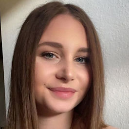 Dans la nuit du samedi 22 au 23 octobre 2022 à Beynat (Corrèze) Justine Vayrac (20 ans) a été violée, battue et étranglée à mort par Lucas Larrivé (21 ans), un jeune homme avec lequel elle avait déjà “flirté” à plusieurs reprises, selon des témoins qui se sont exprimés lors du procès aux assises de ce dernier du 16 au 20 mars 2026. Au moment des faits, aucune information ne faisait mention d’une relation intime entre l’accusé et la victime, c'est pourquoi à l'époque nous ne l'avions pas recensée en tant que #féminicide par compagnon ou ex.
C’est au cours du procès que ces éléments ont émergé.
Le soir du crime, après une soirée en discothèque et alors que la jeune femme avait fait un malaise, Lucas Larrivé s’est proposé de l’installer dans son véhicule et de prendre soin d’elle. Au lieu de cela, il l’a conduite chez lui, il lui a imposé une relation sexuelle avant de l’a tuer.
Après avoir nettoyé les lieux, le meurtrier a transporté le corps de Justine dans une pelleteuse afin de l'enterrer dans une zone de décharge agricole, à proximité de son domicile. Puis il donnera rendez-vous à une autre femme, probablement pour se constituer un alibi, avec laquelle il aura une relation sexuelle.
Cette jeune femme évoquera une pratique d’étranglement à laquelle elle parviendra à mettre fin.
Le lendemain, interrogé par ses proches inquiets de la disparition de Justine, celui-ci a prétendu qu’elle était partie en compagnie d’un autre jeune homme se prénommant Noé.
Mais l’enquête s'orientera rapidement vers la mise en cause de Lucas Larrivé, qui avouera finalement avoir menti sur l’existence de “Noé” et avoir tué Justine.
Mais il niera cependant en avoir eu l’intention et évoque une relation sexuelle consentie et un "jeu sexuel qui aurait mal tourné".
L’autopsie révélera pourtant des traces de coups, de strangulation au lien, des lésions génitales.
C’est lui qui indiquera aux enquêteurs le lieu où il a dissimulé le corps.
Jeudi 27 octobre 2022, il est mis en examen pour “meurtre, viol et séquestation” et placé en détention.
Tout au long de son procès devant les assises du 16 au 20 mars 2026, Lucas Larrivé ne fournira aucune explication sur le déroulé du meurtre et continuera à nier l’intention de tuer. Pourtant, le jeune homme est décrit comme violent et irrespectueux envers les femmes, selon les témoignages de ses précédentes petites amies.
➡️ Lucas Larrivé a considéré que la relation intime qui le liait à Justine lui donnait le droit de disposer de son corps. Il l’a tuée parce qu’elle s’est refusée à lui. C’est un crime de possession. #féminicide
Justine Vayrac était mère d’un petit garçon de 2 ans qui se trouvait au domicile de son père au moment des faits.
Vendredi 20 mars 2026, Lucas Larivée a été condamné à 30 ans de réclusion criminelle avec une peine de sûreté de 20 ans. L’avocate générale avait requis la perpétuité et une sûreté de 22 ans.
NOUS LA CITONS,
NOUS NE L'OUBLIERONS PAS,
Nous pensons à son fils, à sa famille, à ses ami-e-s et proches, et à toutes ces existences dévastées par le #TerrorismePatriarcal conjugal et familial, par ces crimes machistes perpétrés dans une indifférence médiatique, politique et sociétale, généralisée, révoltante et COMPLICE !
