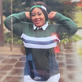 Samedi 6 juillet à Niort (Deux-Sèvres) le corps démembré de Nneoma Diké dite Jenny (27 ans) a été découvert par les pompiers. Ils ont été informés du meurtre par un homme qui leur a remis un sac contenant des membres d’un corps de sexe féminin.
L'homme a déclaré à la Police que le compagnon Tommy I. (34 ans) lui avait demandé de déplacer le sac dans la cave.
Dans le logement, les trois enfants du couple, âgés de 18 mois, 4 et 7 ans, avaient été retrouvés seuls.
Selon le voisinage, cela faisait plus d'une semaine qu'elle n'avait pas été revue.
D'autres parties manquantes du corps de la victime sont actuellement recherchées dans la Sèvre niortaise par la Police.
Le compagnon en fuite a finalement été interpellé lundi 8 juillet et mis en examen pour "homicide volontaire".
Elle avait déposé plainte pour violences à au moins trois reprises contre compagnon.
Dans une ordonnance du 24 avril 2026, le juge d’instruction chargé de l’affaire a ordonné le renvoi de ce dernier devant les assises.