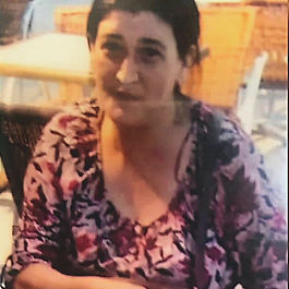 Jeudi 11 janvier à Brassac (Tarn), Leila Hama (50 ans) a été abattue avec un fusil de chasse par son compagnon Dominique Poleau (50 ans) à leur domicile. Appelés, les gendarmes se sont rendus sur place et ont découvert la victime qui présentait "un impact de balle unique au niveau du thorax"'. Interpellé, le compagnon a été placé en garde à vue mais il n'a pas encore pu être entendu du fait de sa forte alcoolisation. Plusieurs fusils lui appartenant ont par ailleurs été saisis, ainsi que des munitions.
Le procureur confirme qu'une enquête a été ouverte du chef “d’homicide volontaire par concubin” #féminicide Une autopsie de la victime sera réalisée demain matin par deux médecins légistes à l’Institut médico-légal de Toulouse.
Lors de sa garde à vue, l'homme a reconnu les faits, il a été mis en examen et écroué. Vendredi 26 juin 2026, la cour d'assises du Tarn a condamné Dominique Poleau à 20 ans de réclusion criminelle pour le féminicide de Leila.
