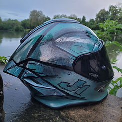 Handmade Motorradhelm-Unikat mit individuellem Sprühdesign