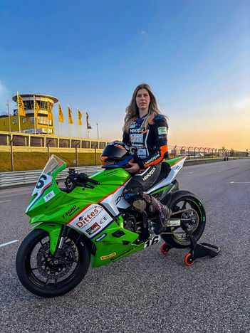 Miriam auf der Rennstrecke mit ihrer Kawasaki