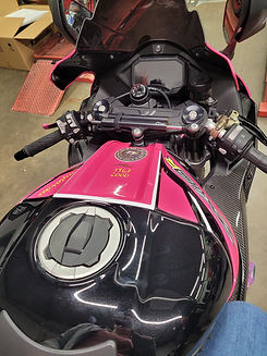 Sportmotorrad in pink-schwarzem Design