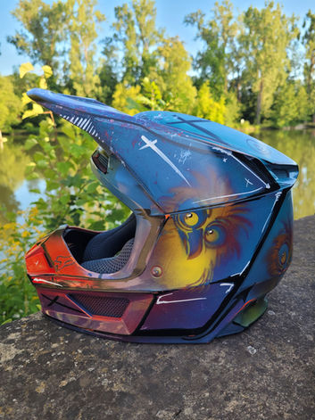 Handmade Kinder-Motocrosshelm mit einzigartigem Design und hochwertiger Verarbeitung.