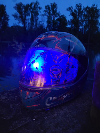 Motorradhelm mit farbigem Sprühdosen-Design BBwelt Helmwerk