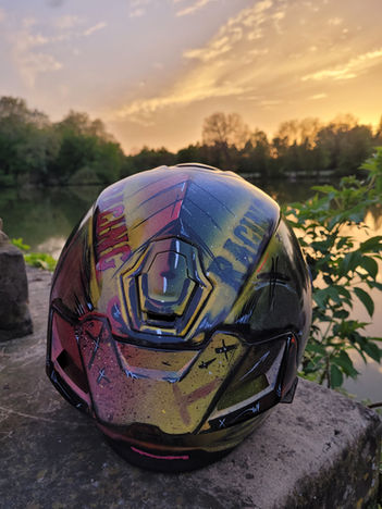 Helm mit künstlerisch gesprühtem Design BBwelt Helmwerk