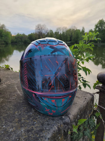 Motorradhelm mit individuellem BBwelt HelmwerkSprühdosen-Unikat