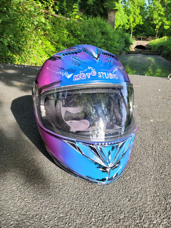 Motorradhelm mit einzigartiger Handmade-Sprühgestaltung BBwelt Helmwerk