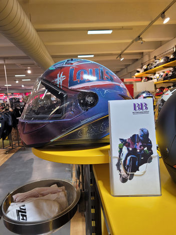 Unikate Farbverlauf Motorradhelm Sprühdose Louis Heilbronn BBwelt Helmwerk