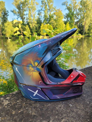 Handgefertigter Kinder-Motocrosshelm als individuelles Unikat von BBWelt Helmwerk