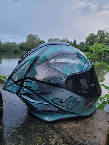 Motorradhelm mit kreativem Sprühdosen-Design BBwelt Helmwerk