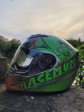 Motorradhelm mit einzigartigem Design aus Sprühtechnik BBwelt Helmwerk