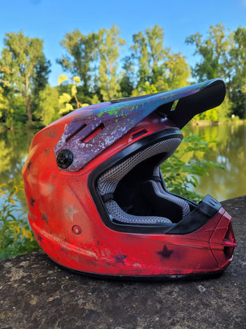 Handbemalter Motocross-Kinderhelm von BBWelt Helmwerk – individuelles Design für junge Fahrer.