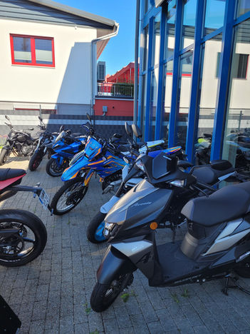 Motorräder und Roller vor Ort