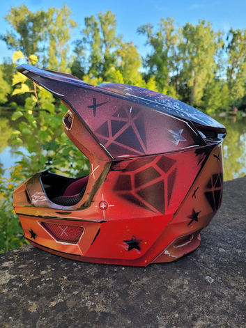 Einzigartiger Motocrosshelm für Kinder als handgefertigtes Unikat von BBWelt Helmwerk.