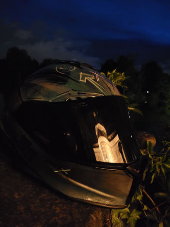 Motorradhelm mit einzigartigem gesprühtem Look BBwelt Helmwerk