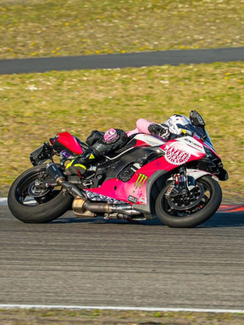 Branko mit seinem Motorrad privat auf Rennstrecke