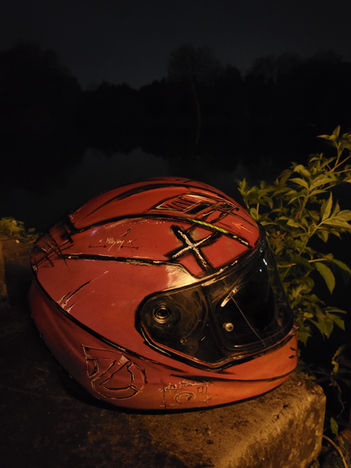 Individueller Helm mit handgesprühtem Motiv