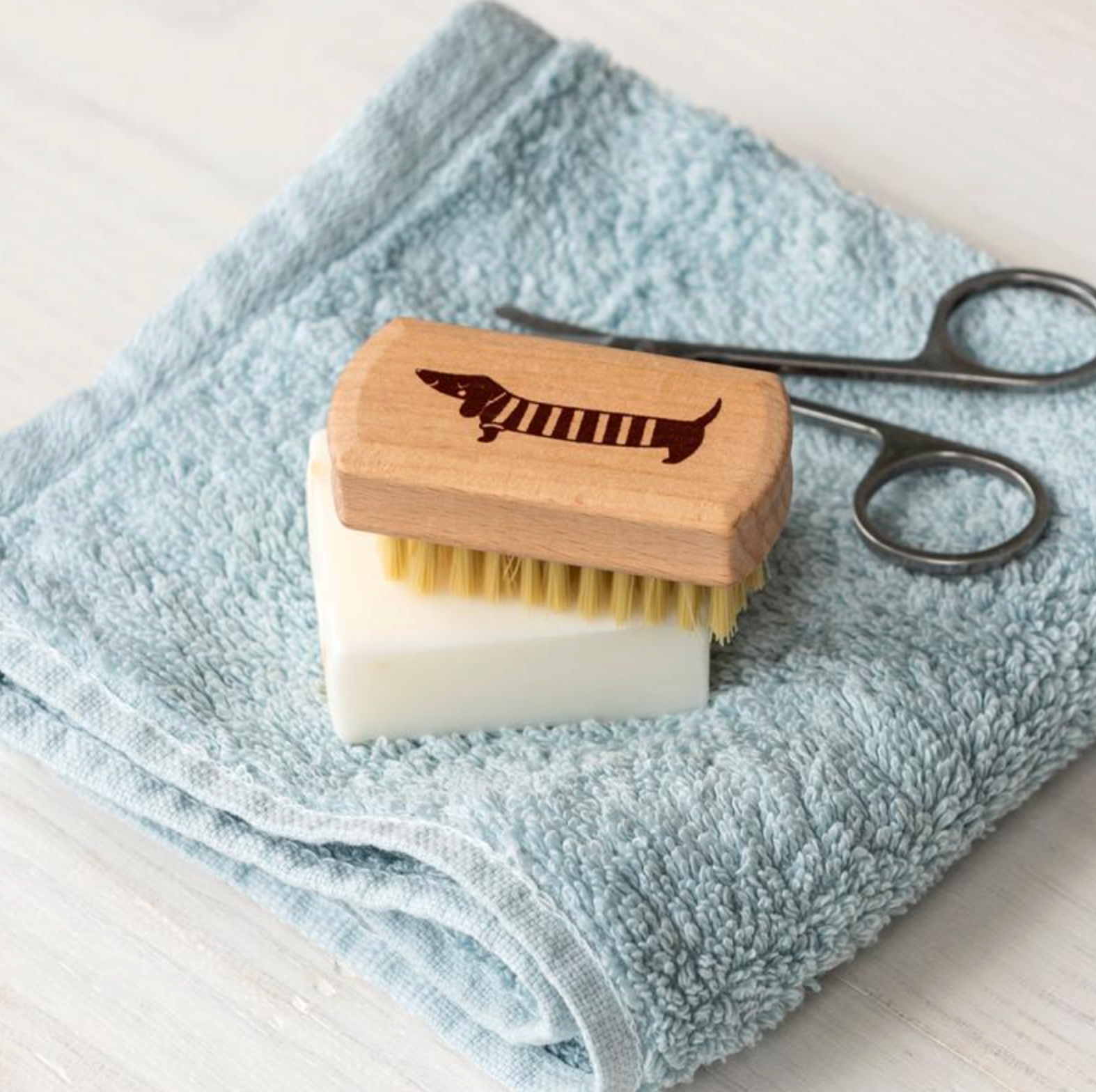 Mini cepillo de uñas de madera Teckel