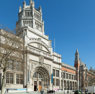 Facciata del Victoria and Albert Museum a Londra, edificio storico e imponente