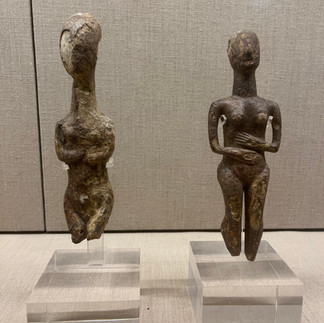 Statuette votive esposte al Museo Preistorico di Fira, recuperate da Akrotiri, Santorini