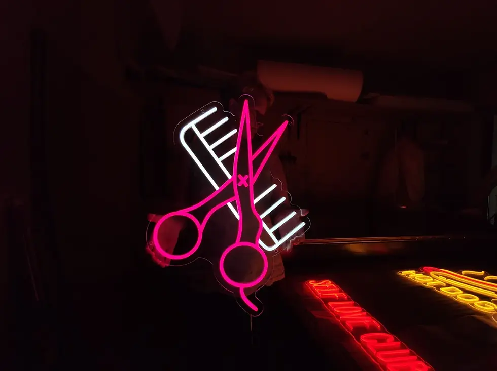 Küçük resim: Makas Tarak Berber Kuaför Neon Tabela