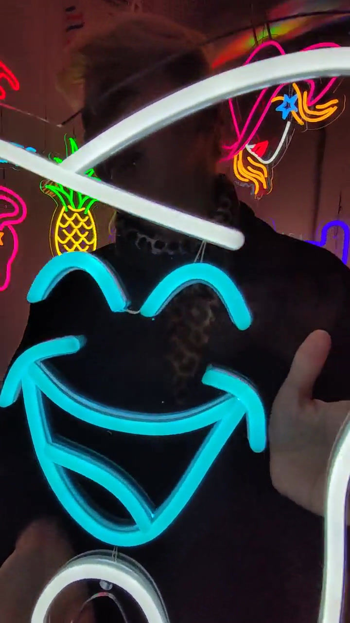 Küçük resim: Gülen Diş Neon Tabela