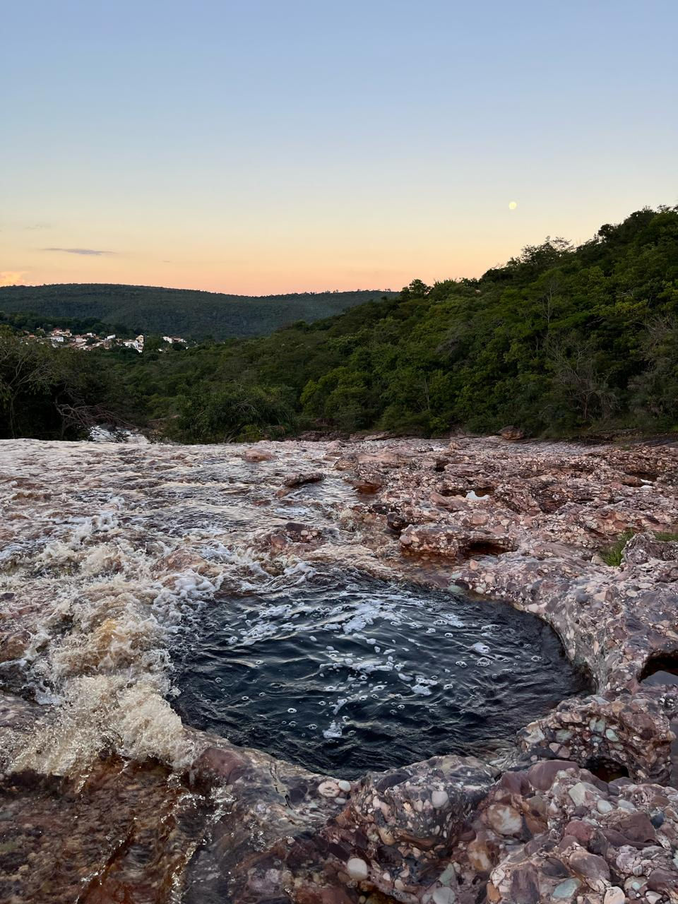 Scenic view along the Muritiba trail in Chapada Diamantina, with water running and vegetation around.