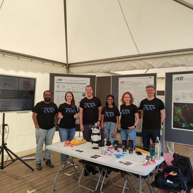 Großes Gruppenbild mit allen Teilnehmern des KIT Open Days