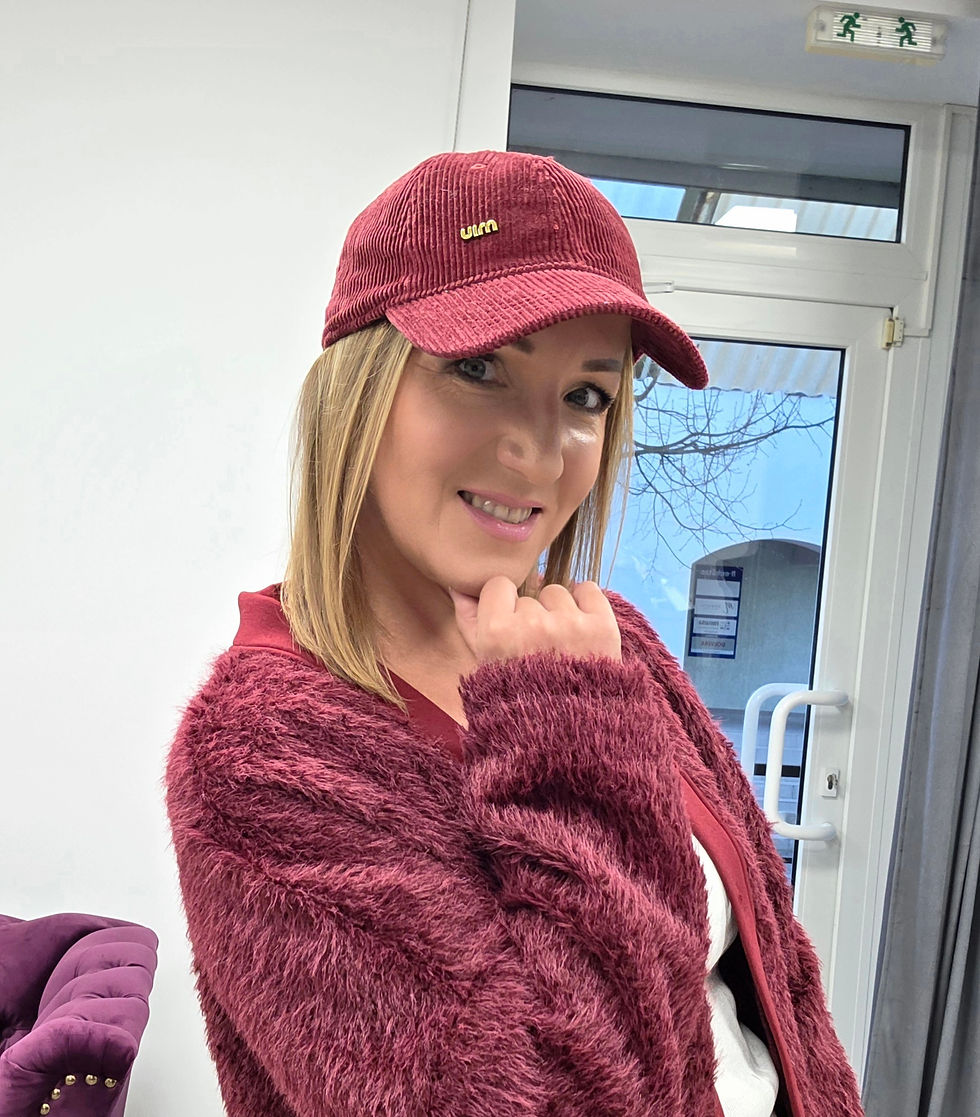 Velveto kepuraitė "Miu"