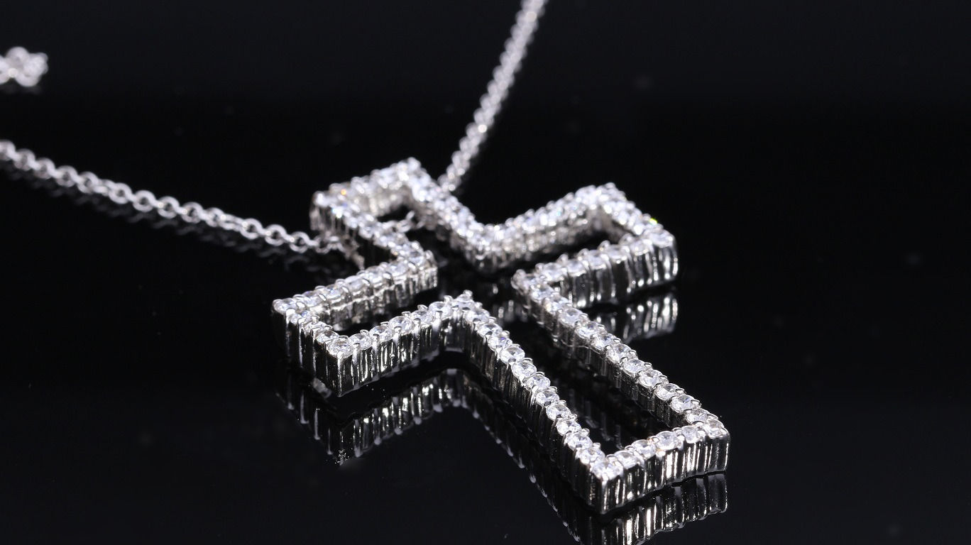 Strieborný vysiaci prívesok so zirkónmi Kríž