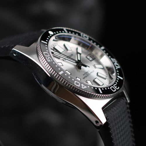 Vintage 6217-8000 V3 Flat Sapphire Glass Silver Dial | fiftyfourwatch