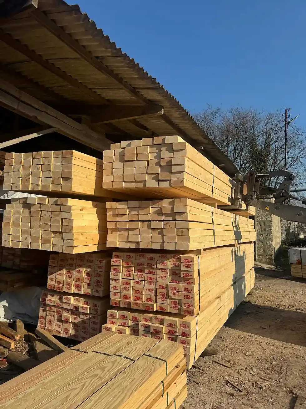 Vigas e barrotes de madeira serrada de pinho