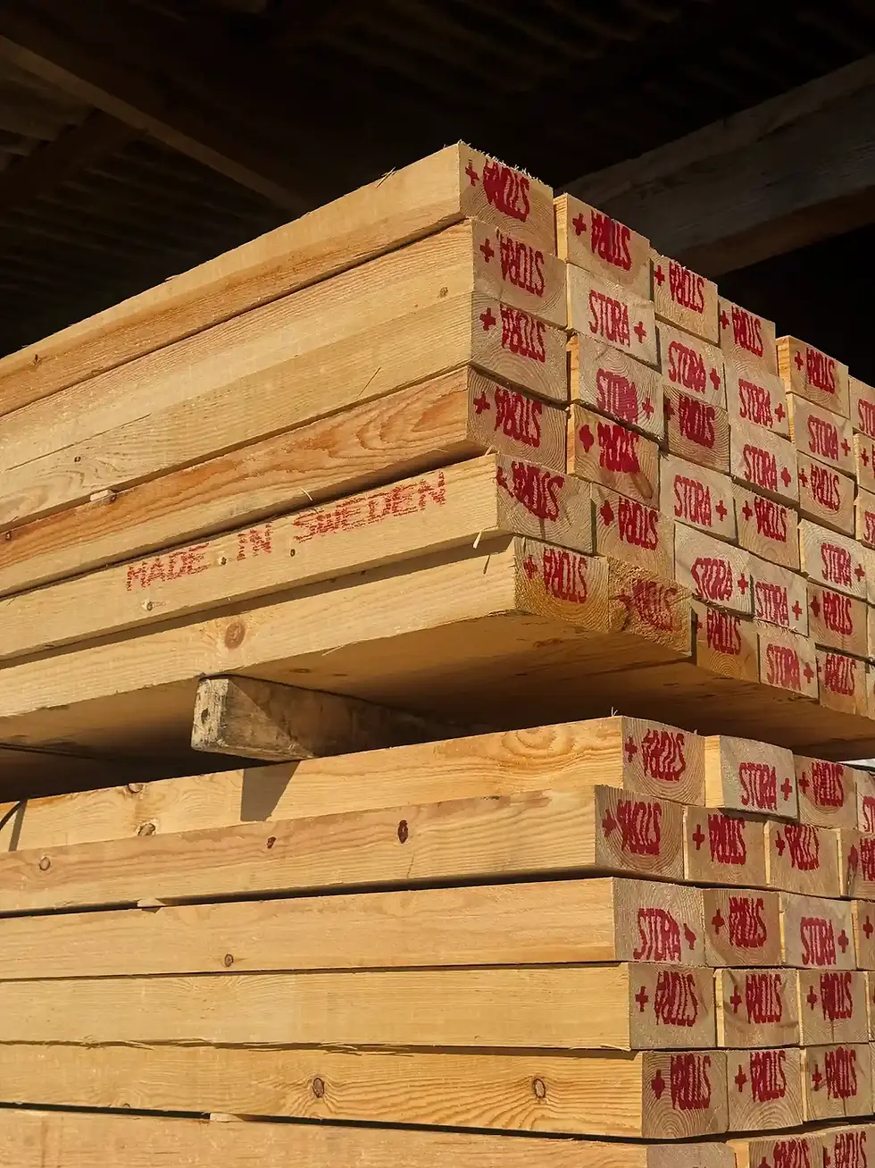 vigas de madeira de pinho serradas casquinha vermelha