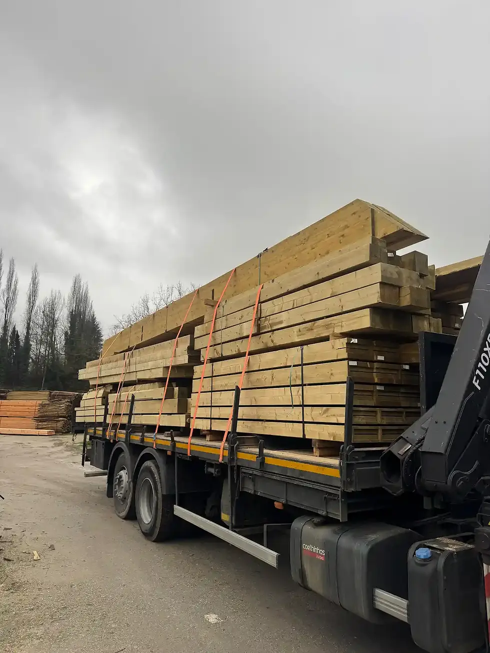 camião com vigas lameladas de casquinha tratadas em autoclave