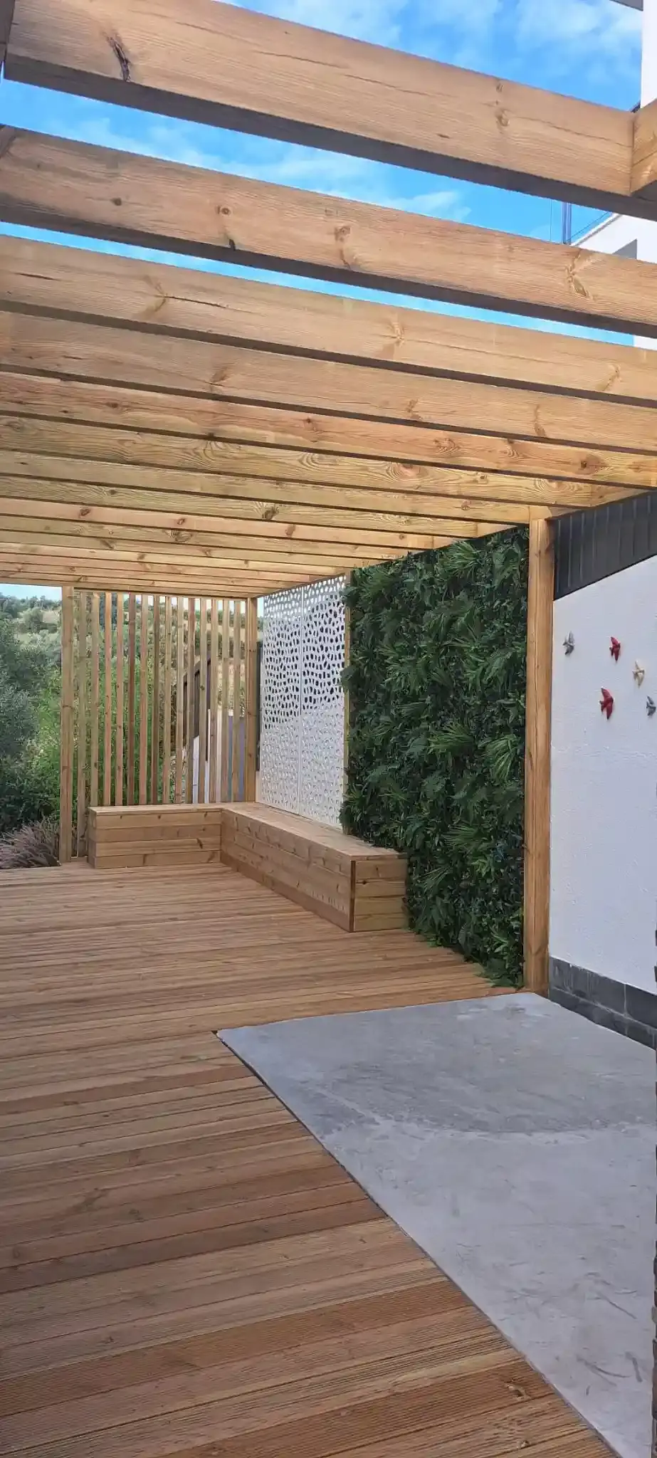 Deck em madeira de pinho tratado