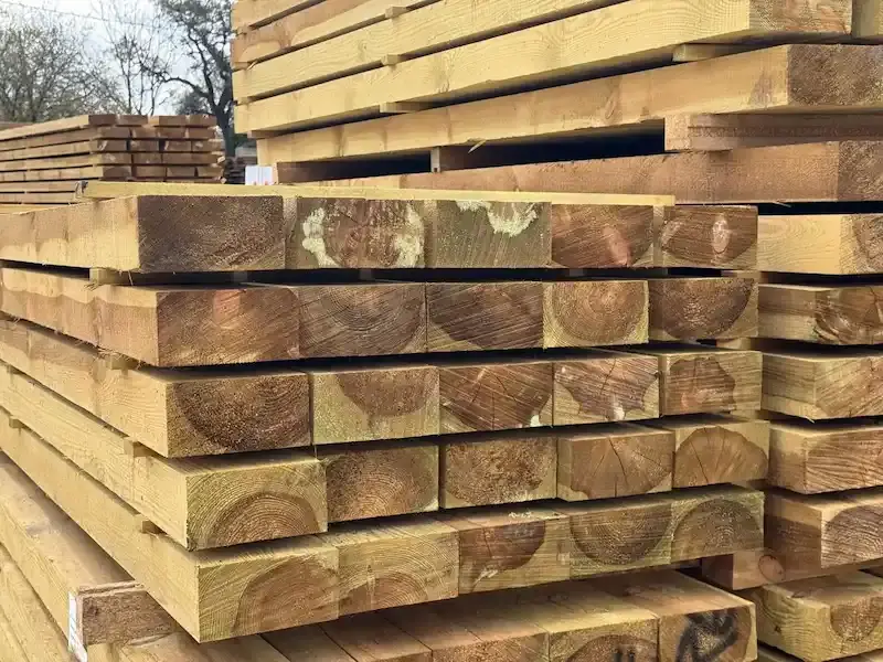 vigas de madeira de pinho tratadas em autoclave