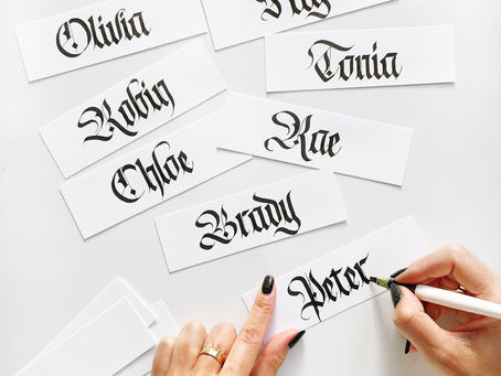 Kalligraaf kalligrafeert naamkaartjes