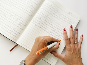 Schrijftips voor linkshandigen: 7 praktische tips voor een beter handschrift en meer schrijfcomfort