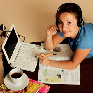 Czy szkoła językowa online z lektorem na żywo jest lepsza niż Duolingo?