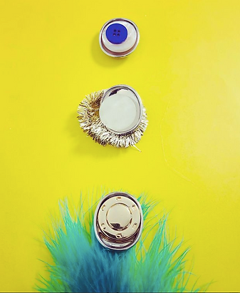 Boutons et plumes du Studio Abi
