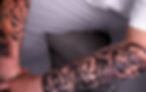 Graffiti-Style Unterarm Tattoo mit Cartoon-Charakter und urbanen Elementen