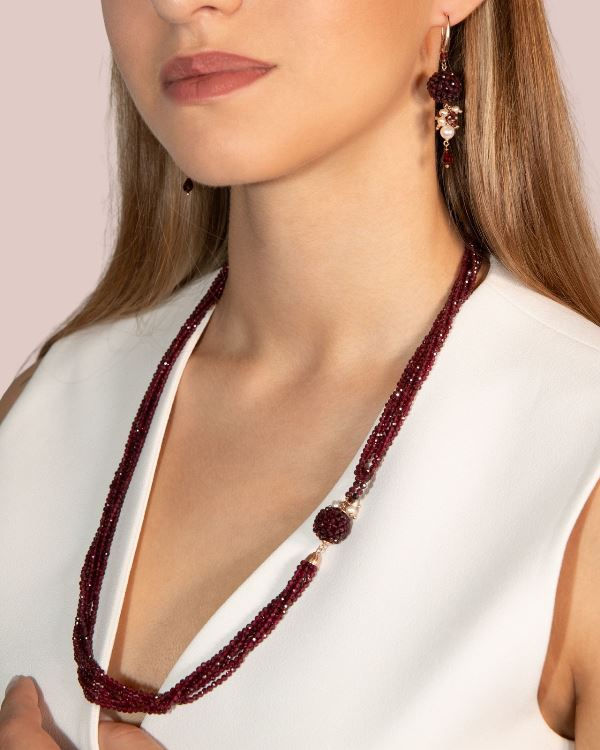Collana  in granato taglio Diamond (2-3 mm) con decoro laterale fatto a mano costituito da un cerchietto e una mora tessuta c