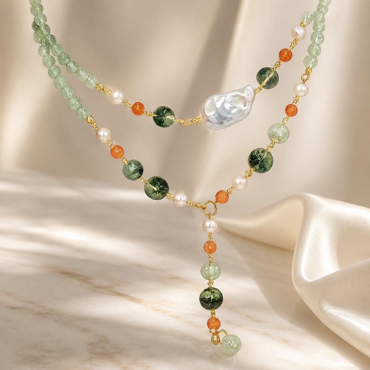 Collana lunga Decisa con quarzo rutilato verde, quarzo muschiato, perle coltivate e dettagli in agata arancio.